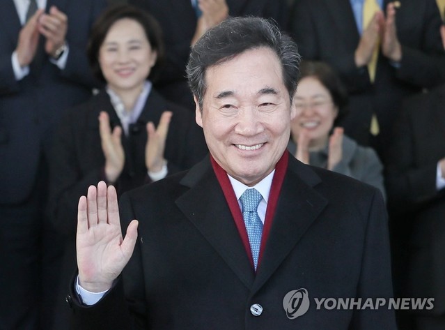 ▲ 이낙연 전 국무총리가 1월 14일 2년 7개월 14일간의 재임을 마치고 청사를 떠나고 있다. ⓒ연합뉴스