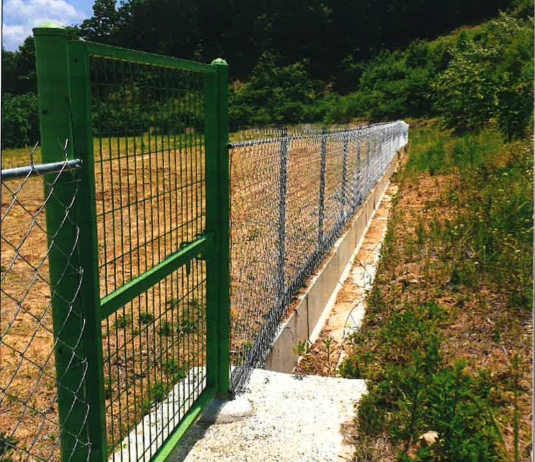 ▲ 김천시는 멧돼지, 고라니 등 야생동물로 인한 농작물 피해를 예방하고자 농가에 야생동물 피해예방시설 지원사업을 펼친다.ⓒ김천시