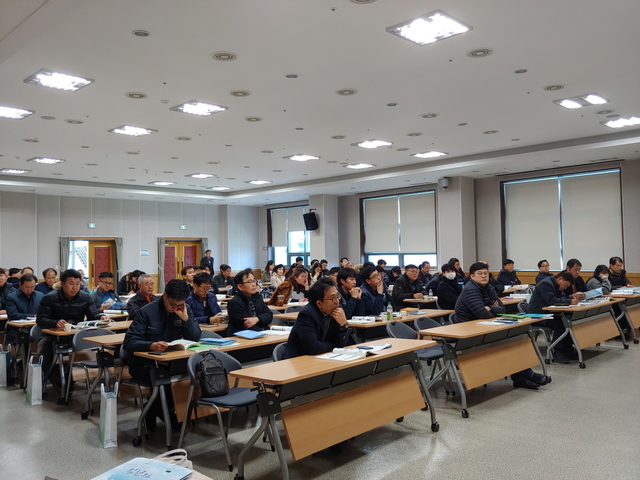 ▲ 김천시(시장 김충섭)는 지난 15일 100여명 기업담당자가 참석한 가운데 올해 중소기업지원사업 설명회를 가졌다.ⓒ김천시