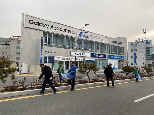 ▲ 청도읍은 19일 새마을3단체, 농협, 축협, 산림조합, 이장협의회 등 유관기관 및 단체 회원 100여명이 참여한 바르게살기공원에서 군청과 청도역, 원정교까지 주변 생활쓰레기를 수거했다.ⓒ청도군