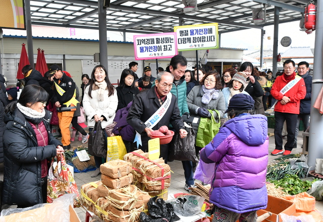 ▲ 이승율 청도군수가 19일 청도시장을 찾아 농산물을 구매하고 있다.ⓒ청도군