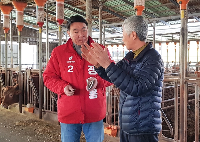 ▲ 정희용 예비후보는 19일 칠곡군 축산농가를 방문한 자리에서 “탄탄한 지역 강소농을 육성하고, 시장 개방에 따른 농가 피해보전 방안을 마련해야 한다”고 주장했다.ⓒ정 예비후보 측
