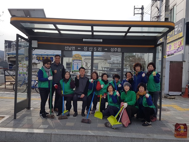 ▲ 성주읍 새마을부녀 지도자회(여회장 허정순)가 지난 17일 민족 최대의 명절인 설연휴를 앞두고 손님맞이 대청소를 가졌다.ⓒ성주군