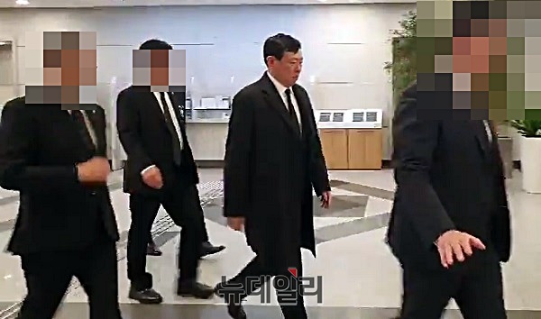 ▲ 신동빈 롯데 회장이 19일 별세한 신격호 명예회장의 서울아산병원 빈소로 들어서고 있다. ⓒ뉴데일리