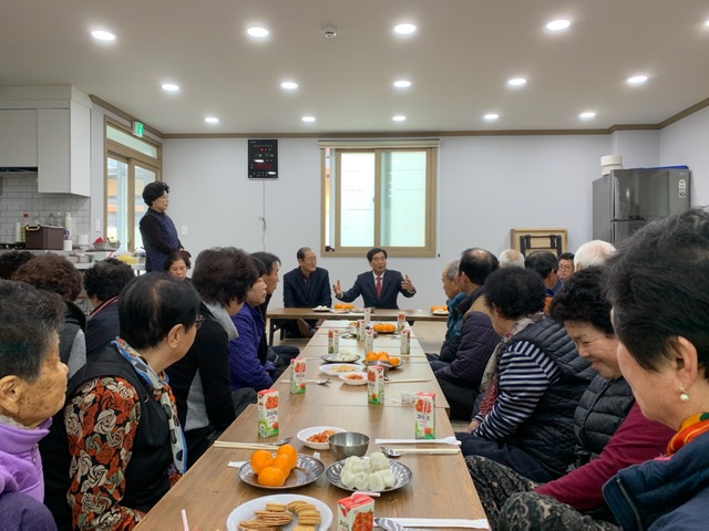 ▲ 최영조 경산시장이 지난 17일 하양읍 주민과의 찾아가는 대화에서 지역 현안과 관련한 다양한 의견을 교환하고 있다.ⓒ경산시