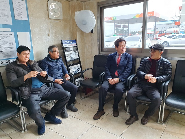 ▲ 허명환 예비후보는 18일 경북개인택시 운송사업조합 포항시지부(임성규 지부장)를 방문해 지역 택시업계의 고충을 파악하는 총선행보를 이어갔다.ⓒ허명환 사무실