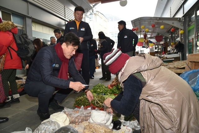 ▲ 윤경희 청송군수가 19일 지역 전통시장에서 농산물을 구매하고 있다.ⓒ청송군