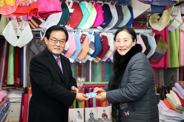 ▲ 백선기 군수는 17일 칠곡사랑카드를 활용 왜관전통시장에서 장을 보며 홍보에 나섰다.ⓒ칠곡군