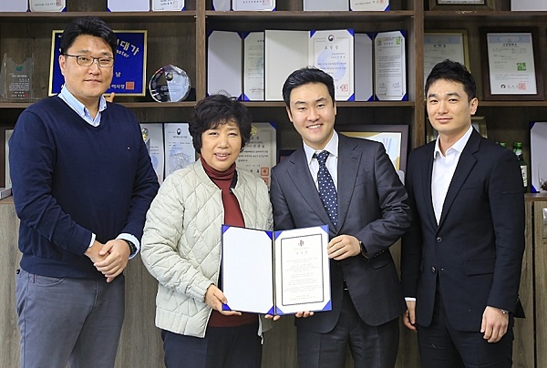 ▲ 이랜드이츠, 협력사 송화푸드 감사패 전달ⓒ이랜드이츠