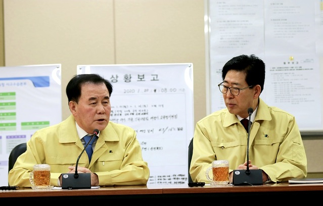 ▲ 양승조 충남도지사가 20일 충남도교육청에 마련된 실종교사 사고 대책반에서 김지철 교육감과 사고수습대책과 관련해 협의를 하고 있다.ⓒ충남도