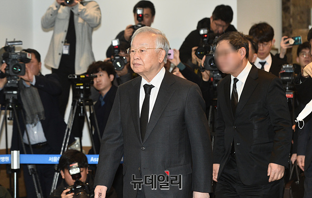 ▲ 손경식 한국경영자총협회 회장이 20일 서울아산병원에 마련된 신격호 롯데 명예회장의 빈소에 들어가고 있다. ⓒ박성원 기자