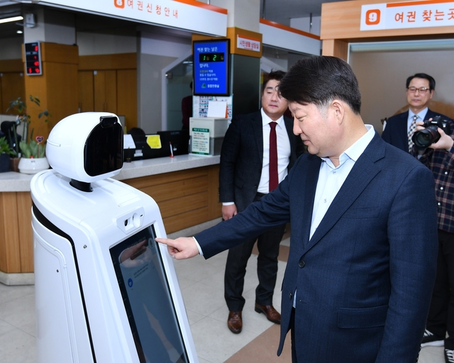 ▲ 권영진 대구시장은 20일 오후 2시 대구시청 종합민원실에서 지능형민원상담시스템 ‘뚜봇’을 시연해 보고 있다.ⓒ대구시