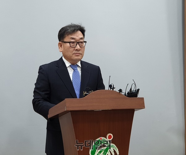 ▲ 이규석 전 자유한국당 충북도당 사무처장이 20일 충북도청 브리핑 룸에서 기자회견을 열어 오는 4월 15일 열리는 제21대 국회의원 총선거에 출마하겠다고 밝히고 있다.ⓒ박근주 기자