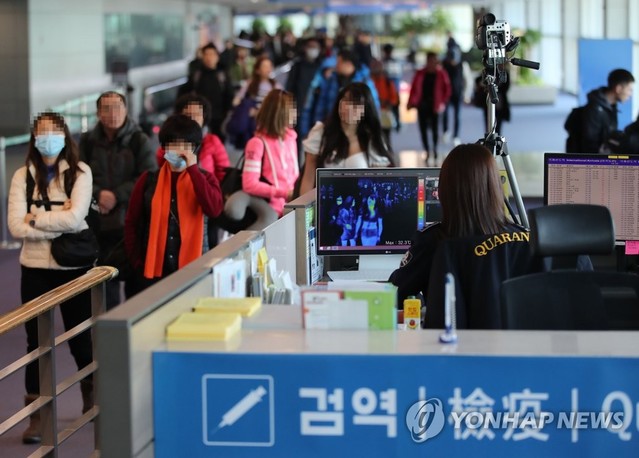 ▲ 인천국제공항 제1터미널 입국장에서 질병관리본부 국립검역소 직원들이 열화상 카메라로 중국 공항에서 출발해 인천공항에 도착한 승객들의 체온을 측정하고 있다. ⓒ연합뉴스