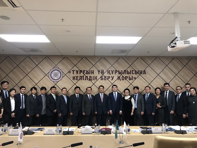 ▲ 카자흐스탄 주택보증기금(HGF) 본사에서 진웅섭 수석고문(좌측에서 열 번째), Dulat Zharlykapov HGF CEO(좌측에서 열한 번째)를 포함해 참석자들이 기념촬영을 하고 있다.ⓒHUG