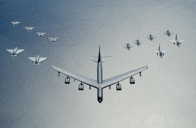 ▲ 2016년 6월 발틱해에서 실시한 연합훈련 때의 B-52H. 주변을 미 공군과 폴란드, 독일, 스웨덴 전투기들이 호위하고 있다. ⓒ미국 국방부 공개사진.