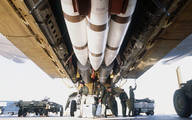 ▲ B-52H 내부 폭탄창에 핵폭탄을 장착한 모습. B-52H는 내부 폭탄창에 핵폭탄을 장착하기 위해 리볼버형 폭탄창을 탑재했었다. ⓒ미공군 공개사진-더 드라이브 화면캡쳐.