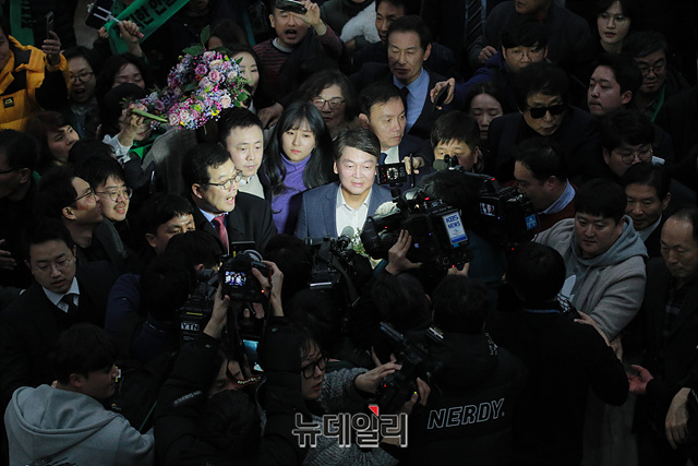 ▲ 안철수 전 국민의당 대표가 지난 19일 인천국제공항을 통해 귀국하고 있다. ⓒ박성원 기자