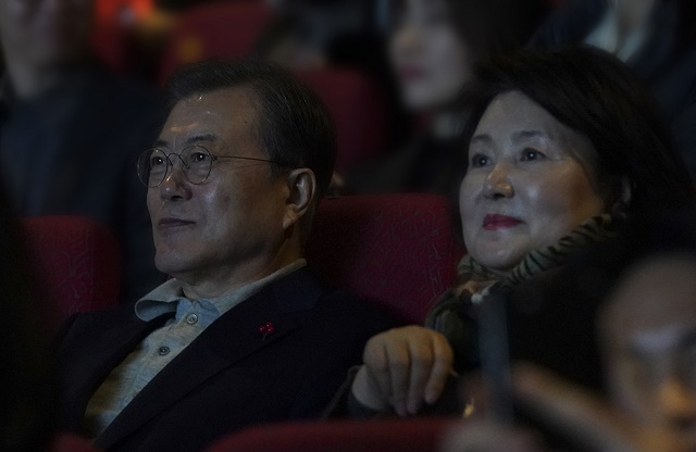 ▲ 문재인 대통령과 김정숙 여사가 19일 오전 영화 '천문'을 관람하고 있다. ⓒ청와대