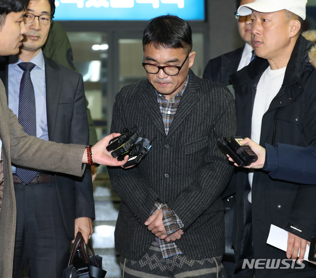 ▲ 가수 김건모가 15일 오후 서울 강남경찰서에서 성폭행 혐의 조사를 받고 나와 취재진 앞에 서고 있다. ⓒ뉴시스
