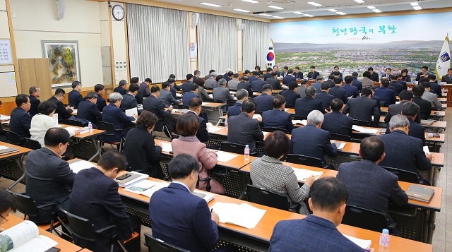 ▲ 경주시는 주낙영 시장 주재로 이영석 부시장을 비롯한 국·소·본부장, 각 부서장 및 읍면동장 등 간부공무원이 참석한 가운데 ‘2020년 첫 확대간부회의’를 개최했다.ⓒ경주시