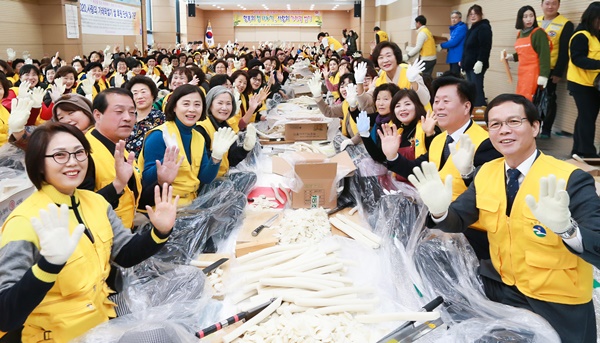 ▲ 조병옥 음성군수(앞줄 오른쪽)와 조 군수의 부인 유오재(앞줄 왼쪽) 씨 등 음성군민 500여 명이 군민회관에서 설맞이 떡썰기 나눔봉사 행사를 열었다.ⓒ음성군