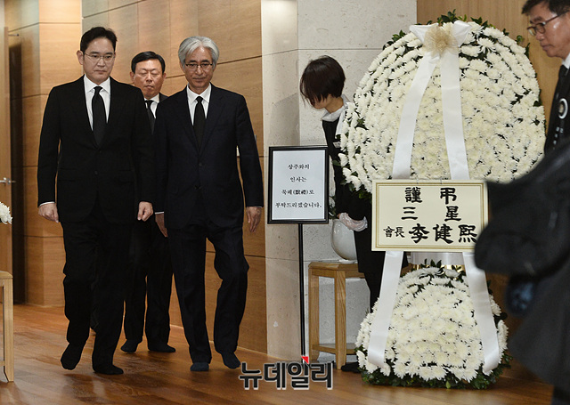 ▲ 이재용 삼성전자 부회장(왼쪽)이 20일 신동빈 롯데 회장의 배웅을 받으며 서울아산병원에 마련된 신격호 롯데 명예회장의 빈소를 나오고 있다. ⓒ박성원 기자