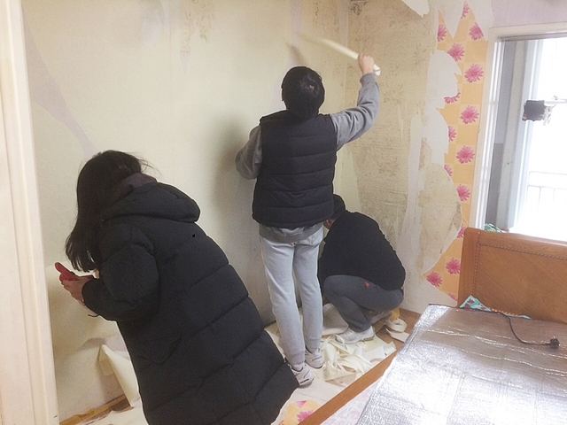 ▲ 주거환경 개선을 위해 가구를 방문해 청소를 하고 있는 학생들 모습.ⓒ대구한의대