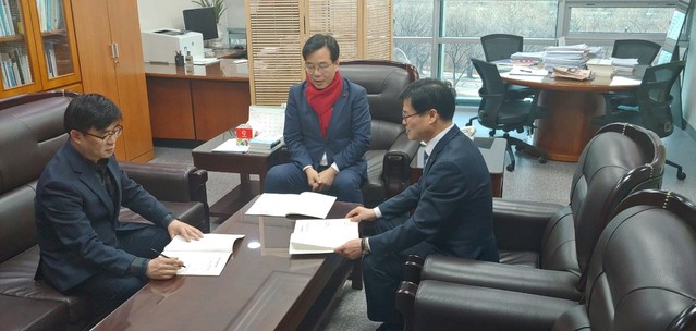 ▲ 김재광 부시장(오른쪽)은 20일 국회 송언석 국회의원(중간)을 만나 지역 현안사업을 설명하고 신규 국비사업 발굴 협의와 내년도 주요 전략사업에 대한 국비확보에 적극적인 협조를 요청했다.ⓒ김천시