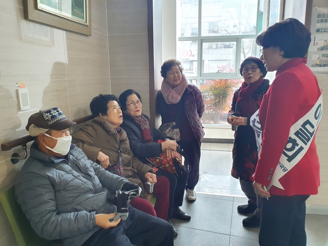 ▲ 이달희 예비후보(제일 오른쪽)는 20일 북구 구암동에 위치한 강북노인복지관과 함지노인복지관을 잇따라 찾아 어르신들의 목소리를 경청했다.ⓒ이 예비후보측