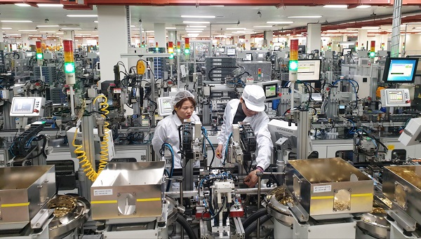▲ LS산전 직원이 청주 스마트공장 생산라인을 점검하고 있는 모습. ⓒLS