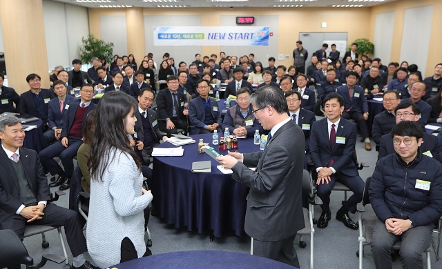 ▲ 지난 16일 진행된 LH 인천지역본부 신년 업무보고에서 변창흠 LH 사장이 직원들과 소통하는 시간을 갖고 있다.ⓒLH