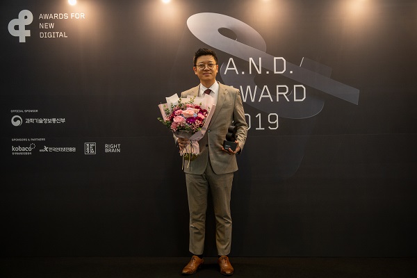 ▲ 박성수 웰컴저축은행 CEM 본부장(이사)이 '2019 앤어워드'에서 디지털광고 뱅킹·캐피탈 부문 최고 우수상인 '그랑프리'를 수상한 후 기념 사진을 촬영하고 있다.ⓒ웰컴저축은행