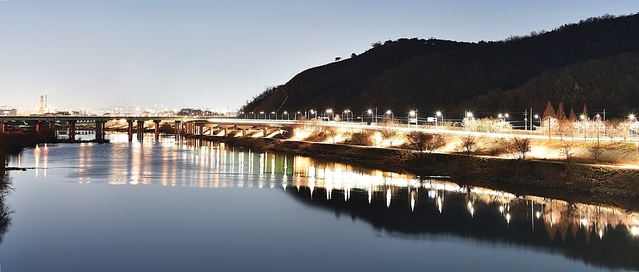 ▲ 와룡대교에서 바라본 금호강 수변 야간경관 전경 모습.ⓒ대구시