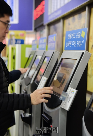▲ 연휴기간 귀성객 집중으로 인한 교통 불편 해소를 위해 동대구역 주변 주요 지점에 안내 인력 등을 배치해 편의 제공은 물론 국악 연주와 사물놀이 등 행사로 귀성객을 맞이한다. 동대구터미널 매표창구를 6개에서 12개로 증설하고 무인발권기(10대)와 상시 안내인력을 추가 배치한다.ⓒ박성원 기자