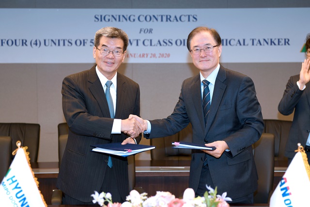 ▲ 지난 20일에 진행한 계약식 사진. 왼쪽 가삼현 현대중공업 사장, 오른쪽 안중호 팬오션 대표.ⓒ현대중공업