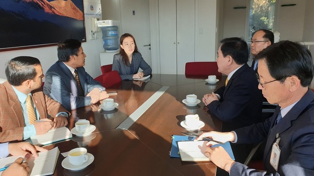 ▲ 김지철 충남교육감(오른쪽에서 두 번째)이 람싱 타파 네팔 대리대사(왼쪽에서 두 번째)에게 적극적인 네팔 현지 구조 활동을 요청하고 있다.ⓒ충남도교육청