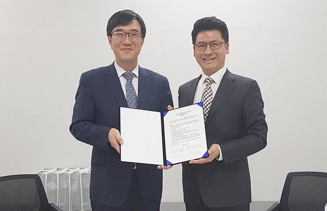 ▲ 영남이공대가 15일 대구 LGU+[㈜아인텔레서비스] 재직자 산업체 위탁교육 협약을 체결했다. 사진 왼쪽부터 박재훈 영남이공대 총장, 김영준 아인텔레서비스 대표이사.ⓒ영남이공대