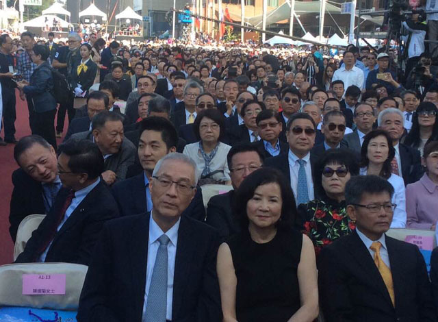 ▲ 2018년 12월 25일 한궈위 취임식에 참석한 우둔이 (吳敦義) 국민당 주석 (앞줄 왼쪽 푸른 넥타이), 양치우싱 (楊秋興) 전 카오슝 현장 (앞줄 오른쪽 노란 넥타이), 쟝완안 (蔣萬安) 국민당 입법위원 (우 주석 바로 뒤). 양 전 현장은 2019년 중반 한궈위를 맹비난하며 국민당을 탈당했고, 쟝제스 총통 증손자인 쟝 위원은 선거기간 내내 한궈위와 거리를 뒀다.ⓒ허동혁