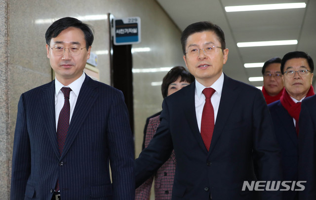 ▲ 자유한국당 황교안(왼쪽 두번째) 대표 등 당 지도부가 21일 서울 여의도 국회에서 자유한국당 영입인사 신범철(왼쪽) 아산정책연구원 안보통일센터장과 함께 환영식에 참석하고 있다. ⓒ뉴시스