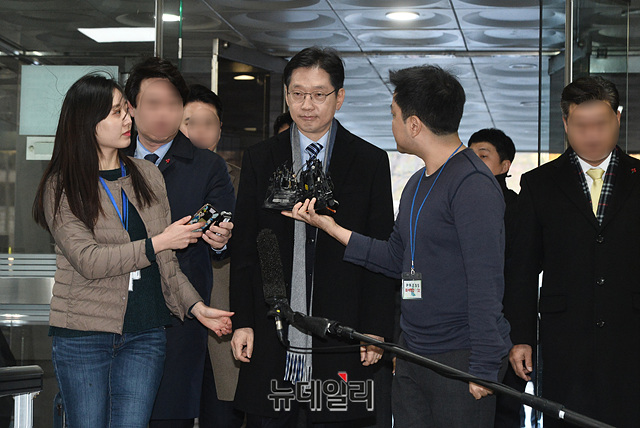 ▲ 드루킹 일당과 공모한 댓글조작을 벌인 혐의로 항소심 재판을 받고 있는 김경수 경남도지사가 21일 서울고법 형사2부 심리로 열린 변론기일에 출석하고 있다. ⓒ박성원 기자