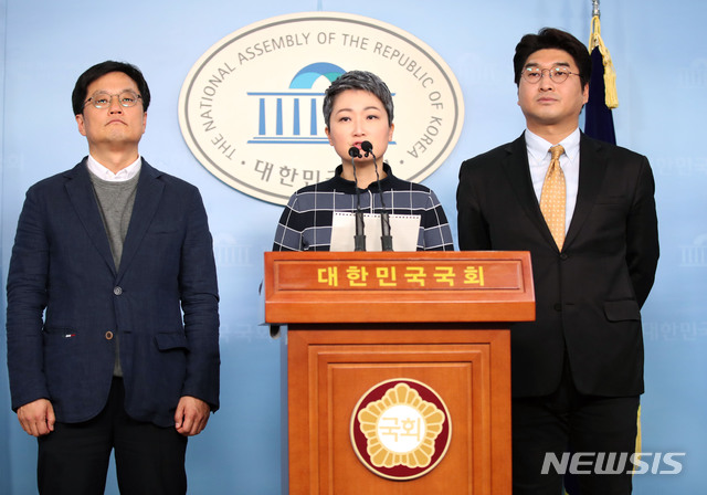 ▲ 이언주 미래를향한전진4.0(전진당) 대표가 21일 서울 여의도 국회 정론관에서 보수대통합 관련 기자회견을 열고 “자유한국당과 양당 협의체 구성과 관련해 합의했다”고 밝히고 있다. ⓒ뉴시스