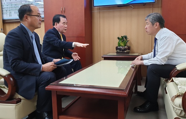 ▲ 김지철 충남교육감이 행정안전부 김계조 재난관리본부장에게 국제 119 구조대 파견을 요청하고 있다.ⓒ충남도교육청