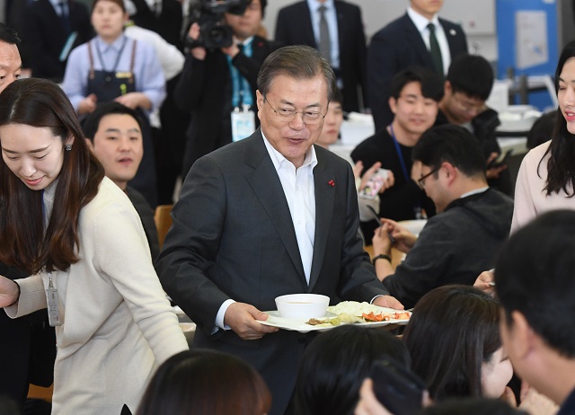 ▲ 문재인 대통령이 21일 세종시 정부세종청사 구내식당에서 열린 신임 공무원들과의 점심에 참석해 식판에 음식을 담아 이동하고 있다. ⓒ뉴시스