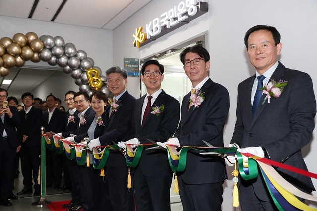 ▲ 양승조 충남도지사와 이재근 KB국민은행 부행장이 개점식을 갖고 있다.ⓒ충남도