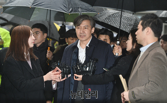 ▲ 유재수 전 부산 경제부시장에 대한 '감찰 무마' 의혹을 받고 있는 조국 전 법무부 장관이 지난달 26일 구속전피의자심문을 받기 위해 서울 송파구 동부지방법원에 출석하고 있다.ⓒ뉴데일리DB