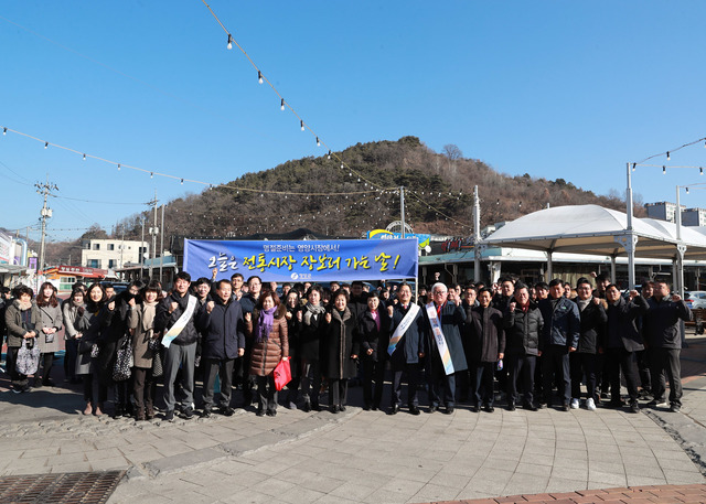 ▲ 영양군은 설맞이 전통시장 이용 캠페인 일환으로 영양전통시장 장보기행사를 21일 영양전통시장에서 실시했다.ⓒ영양군