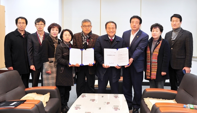 ▲ 김영만 군위군수가 지난 21일 군위군 공항추진단으로 부터 신공항 후보지를 우보로 신청해 달라는 군민의 뜻이 담긴 성명서를 전달받고 있다.ⓒ군위군