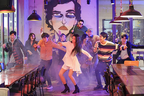 ▲ 뮤지컬 '스웨그에이지, 외쳐, 조선!' 놀아보세 뮤직비디오 中.ⓒPL엔터테인먼트