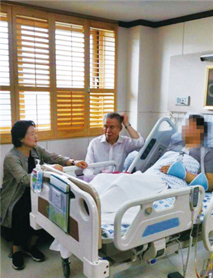 ▲ 2017년 7월 21일 영부인인 김정숙 여사와 박종환 자유총연맹 총재가 장씨의 병문안을 위해 청주에 있는 한 병원을 찾았다. ⓒ곽상도 의원실 제공